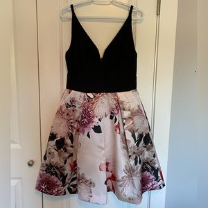 Le Chateau Floral Print Matte Satin V-Neck Dress Size Medium NWT